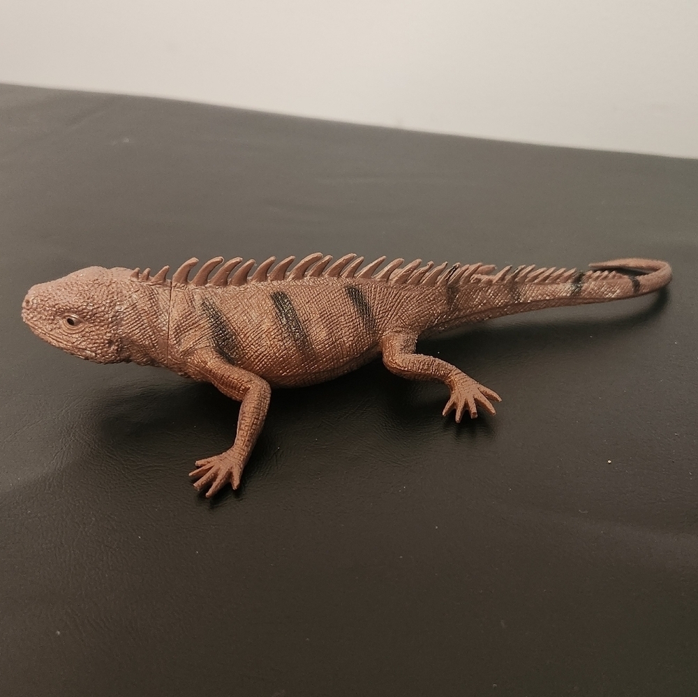 Greenbrier International Inc Lizard Reptile Plastic Made In China 8in